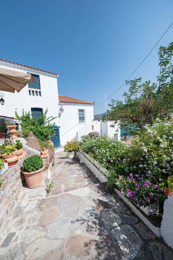 Traditional House Under The Clock Tower With Sweet View Poros Town Exterior foto