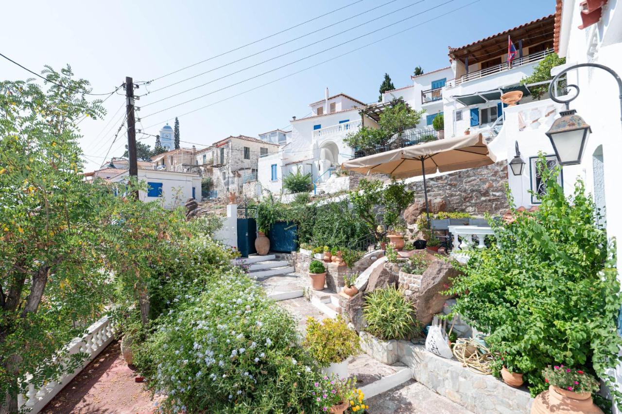 Traditional House Under The Clock Tower With Sweet View Poros Town Exterior foto